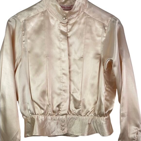 Vintage Cream Blouse with Cropped Style and Elegant Sheen - Picture 2 of 8